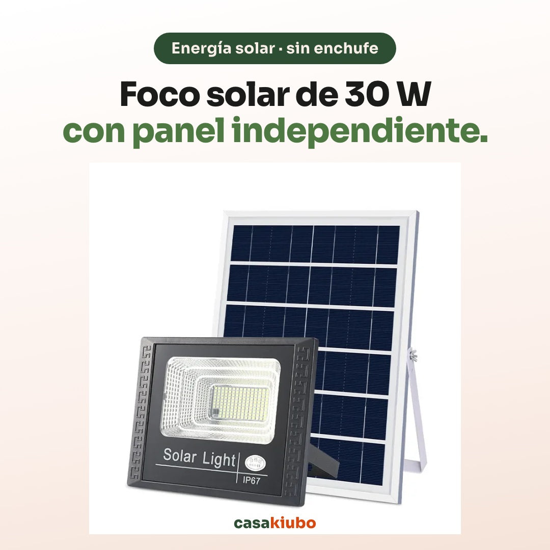 Foco solar de 30 W con panel independiente: kit completo sobre fondo claro